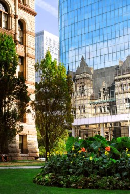 eski toronto belediye binası içinde modern highrise binanın bir cam duvar inşa yansıması