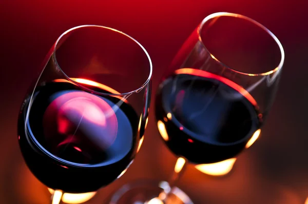 Два Бокала Вина Красным Вином Свечах — стоковое фото