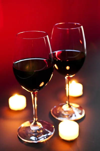 Dois Vinhedos Com Vinho Tinto Luz Velas — Fotografia de Stock