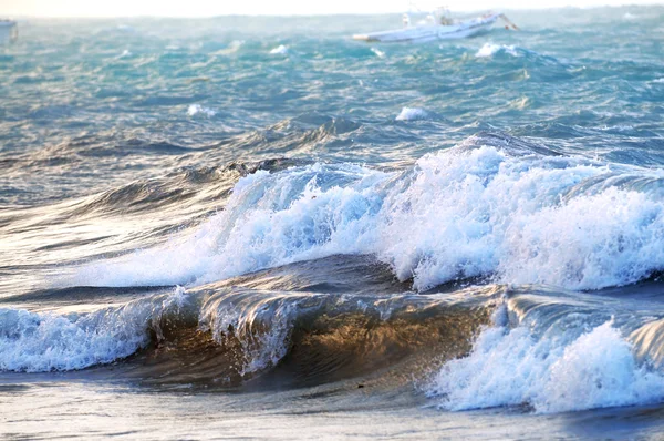 嵐の海で大きなクラッシュ波 — ストック写真