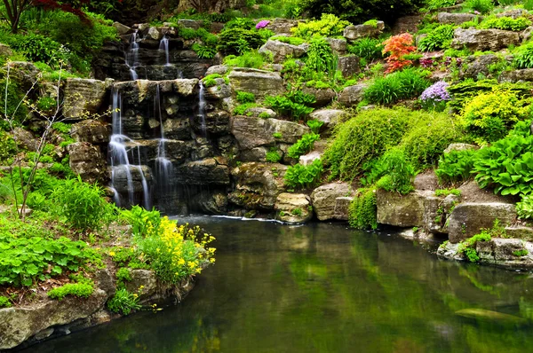 Basamaklı Şelale Japon Bahçe Gölet — Stok fotoğraf