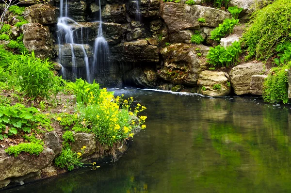 Каскадный водопад и пруд — стоковое фото