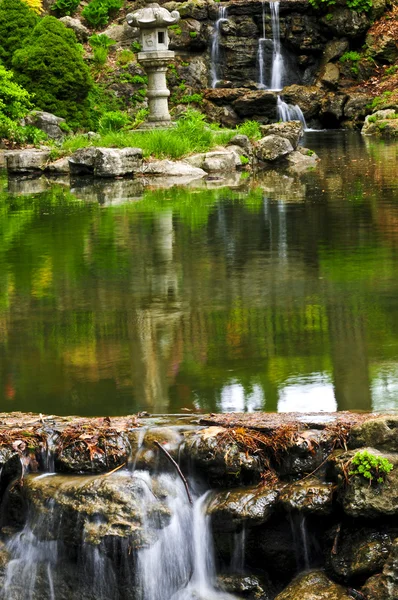Kaskádové vodopád a rybník — Stock fotografie