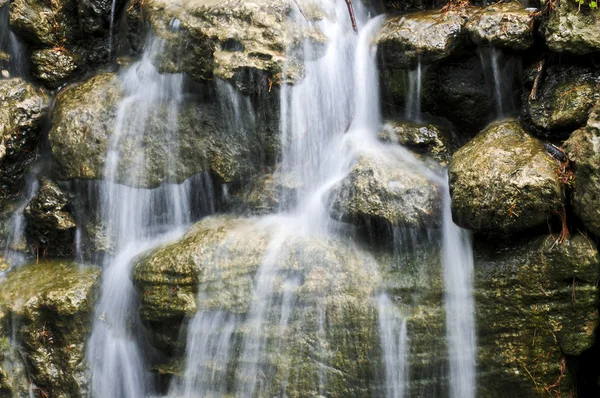 Водопад Над Природными Камнями Японском Саду Дзен — стоковое фото