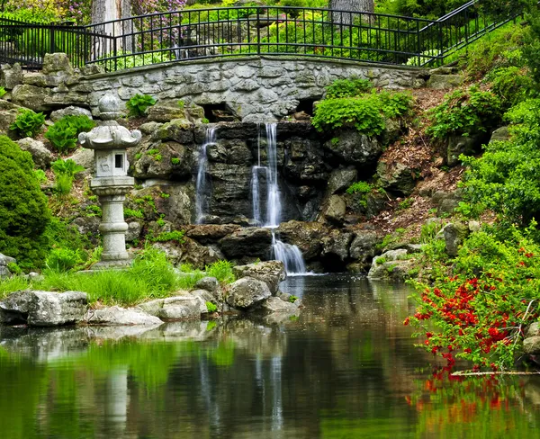 Каскадний Водоспад Ставок Японському Саду — стокове фото