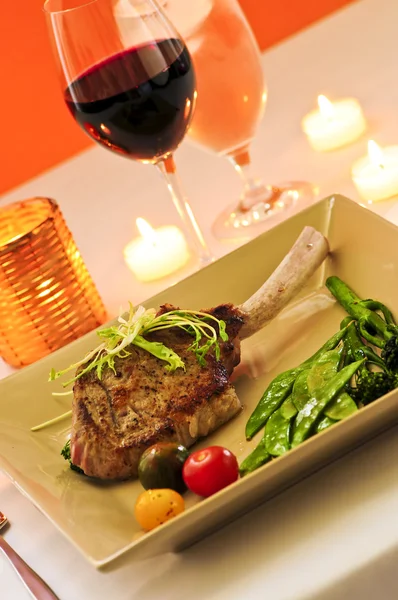 Jantar Romântico Gourmet Com Vinho Tinto Luz Velas — Fotografia de Stock
