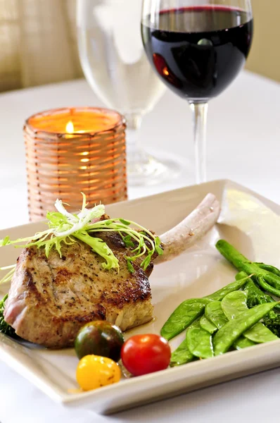 Gourmet Abendessen Mit Kalbsrippenstückchen Und Gemüse — Stockfoto