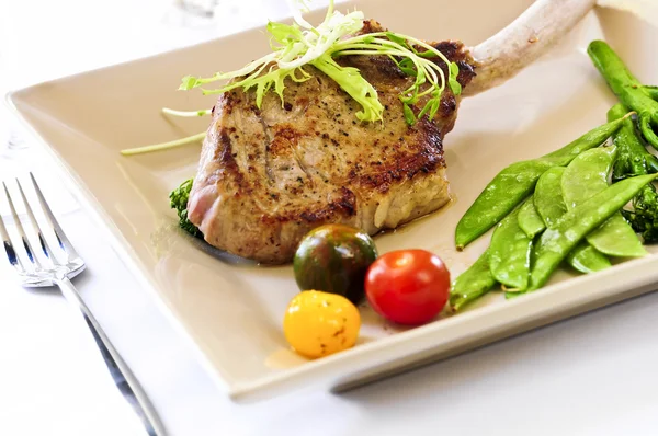 Gastronomisch Diner Van Kalfsvlees Rib Hakken Groenten — Stockfoto
