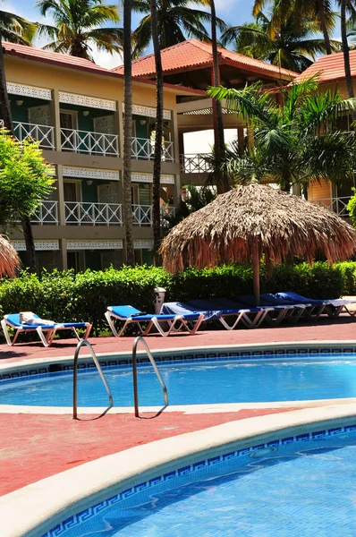 Poolen hotel på tropical resort — Stockfoto