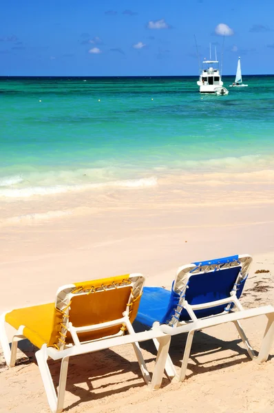 Liegestühle am tropischen Sandstrand — Stockfoto