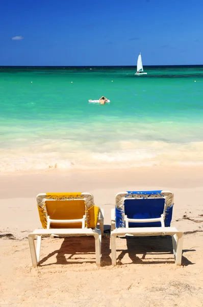 Chairs on sandy tropical beach — Stock Photo, Image