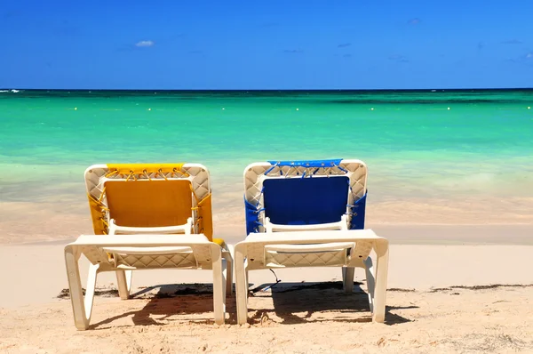 カリブ海の島の砂浜のビーチで休暇の椅子 — ストック写真