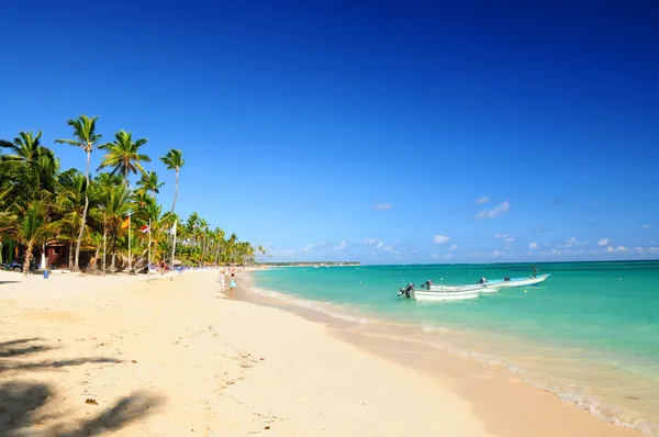 Playa de arena en complejo caribeño — Foto de Stock