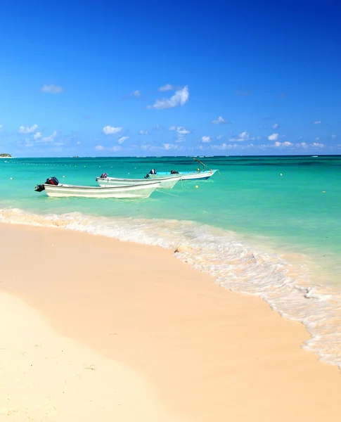 Barcos Pesca Mar Caribe Ancorados Perto Praia Areia — Fotografia de Stock
