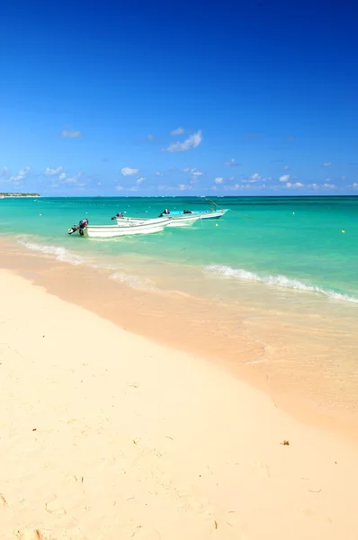 Barcos Pesca Mar Caribe Ancorados Perto Praia Areia — Fotografia de Stock