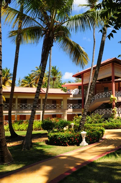 在棕榈树与热带度假村的豪华酒店 — 图库照片