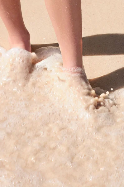 Piedi Lavati Nel Surf Sulla Spiaggia Sabbia Tropicale — Foto Stock