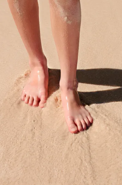 Ноги на піщаному пляжі — стокове фото