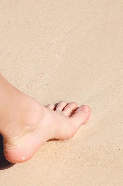 เท้าบนชายหาดทราย — ภาพถ่ายสต็อก