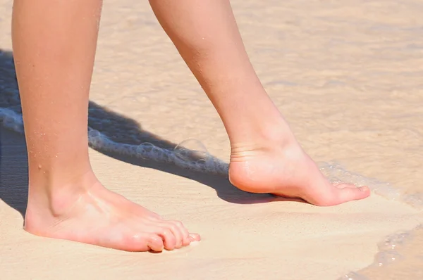 Voeten Van Een Jonge Vrouw Aanraken Van Water Tropisch Strand — Stockfoto