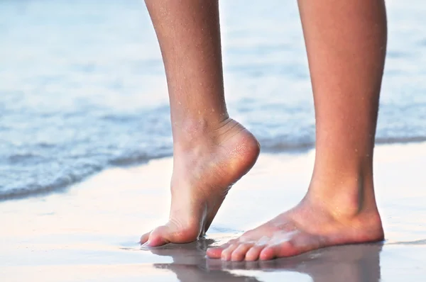 Picioarele Unei Tinere Care Atinge Apa Plaja Tropicala — Fotografie, imagine de stoc