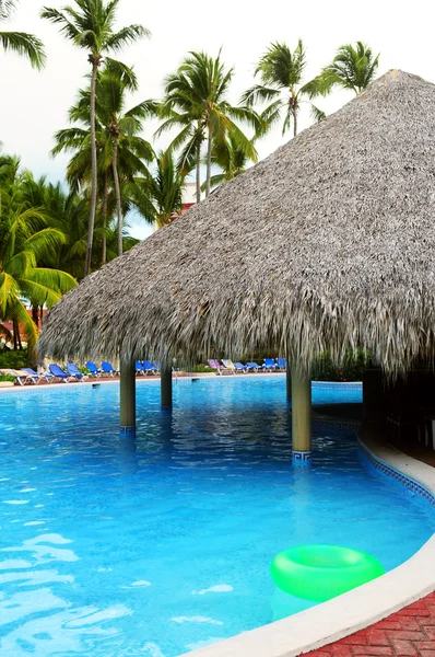 Yüzme Havuzu Yüzme Tropikal Resort Kadar Bar — Stok fotoğraf