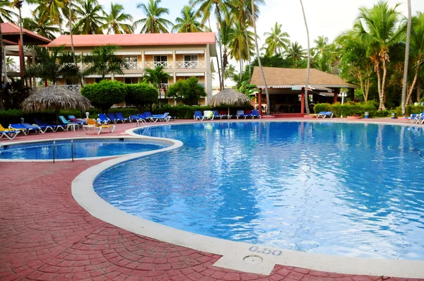 Pool Och Boende Tropical Resort — Stockfoto