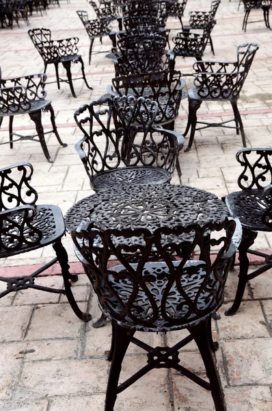 屋外カフェ テラスの錬鉄の家具 — ストック写真