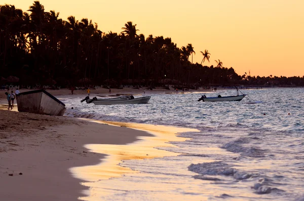 热带度假村在夕阳的沙滩 — 图库照片