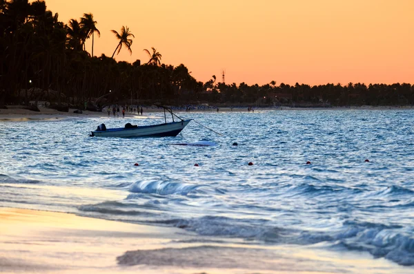 Tropisch strand bij zonsondergang — Stockfoto