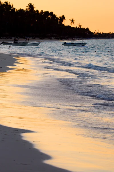 Písečná Pláž Tropický Resort Při Západu Slunce — Stock fotografie