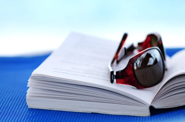 Óculos Sol Livro Aberto Cadeira Praia Conceito Férias Verão — Fotografia de Stock