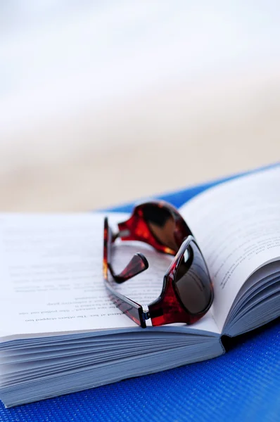 太阳镜和沙滩椅 夏季度假概念上打开的书 — 图库照片