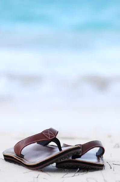 Flipflops Een Zanderige Oceaan Strand Zomer Vakantie Concept — Stockfoto