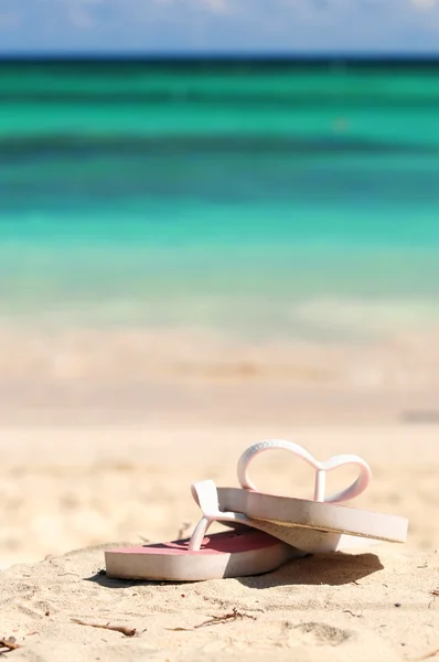 Een Zanderige Oceaan Strand Concept Vakantie Flipflops — Stockfoto
