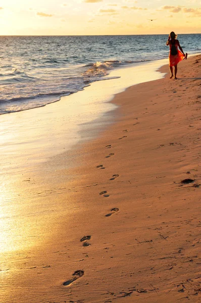 Kumsalda yürüyen kadın — Stok fotoğraf