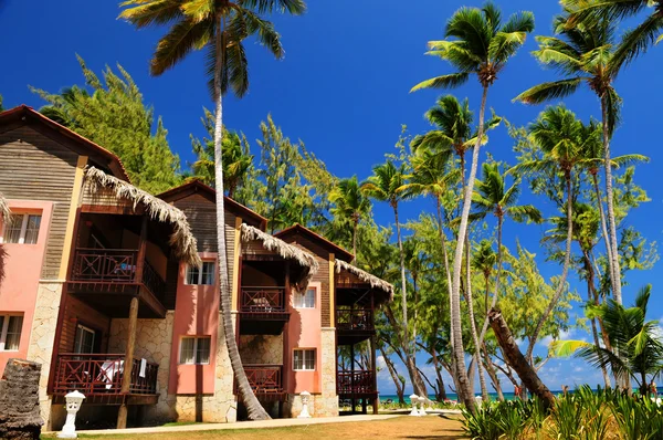 Tropisches Resort an der Küste des Ozeans — Stockfoto
