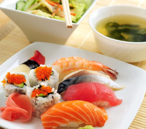 Sushi Mittagessen Mit Misosuppe Und Grünem Salat — Stockfoto