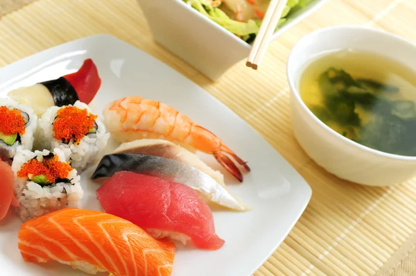 味噌スープとサラダと寿司ランチLunch 的寿司拼盘和绿色沙拉 — ストック写真