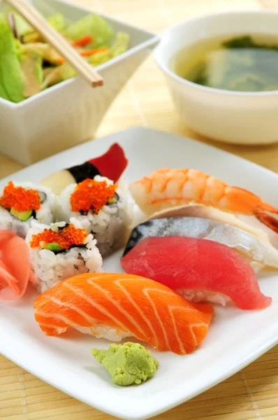 Sushi Mittagessen Mit Misosuppe Und Grünem Salat — Stockfoto