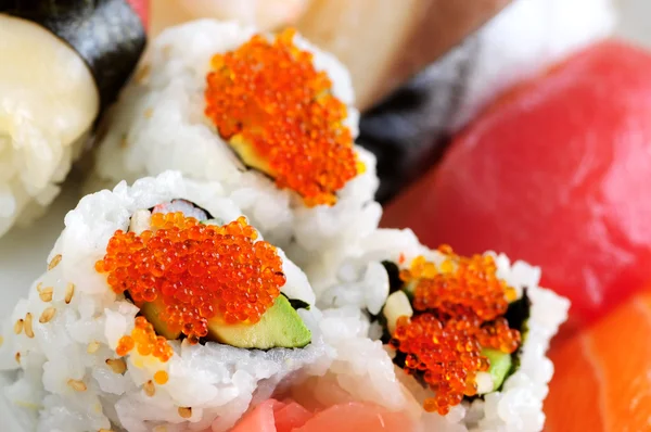 Sushi Und Kalifornische Brötchen Auf Einem Teller — Stockfoto