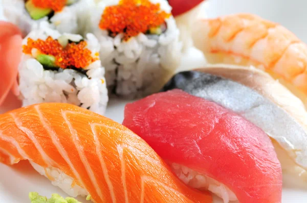 Sushi és a kaliforniai tekercs — Stock Fotó