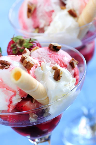 Παγωτό Παγωτό Φράουλας Φρέσκες Φράουλες Και Καρύδια — Φωτογραφία Αρχείου