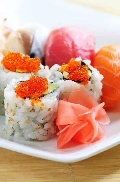 Sushi Och California Rullar Platta Nära Håll — Stockfoto