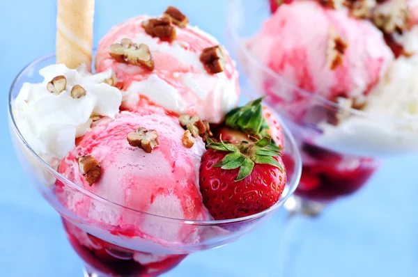 Crème glacée aux fraises Sundae — Photo