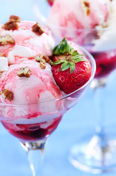Erdbeereis Eisbecher Mit Frischen Erdbeeren Und Walnüssen — Stockfoto