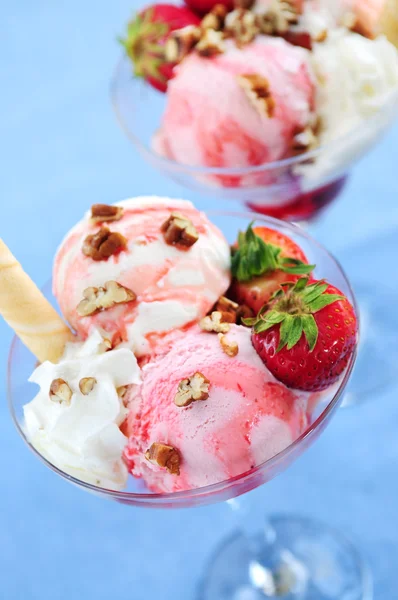 Aardbei ice cream sundae — Stockfoto