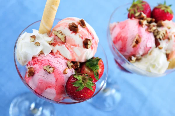 Jahodový Zmrzlinový Pohár Čerstvými Jahodami Vlašskými Ořechy — Stock fotografie