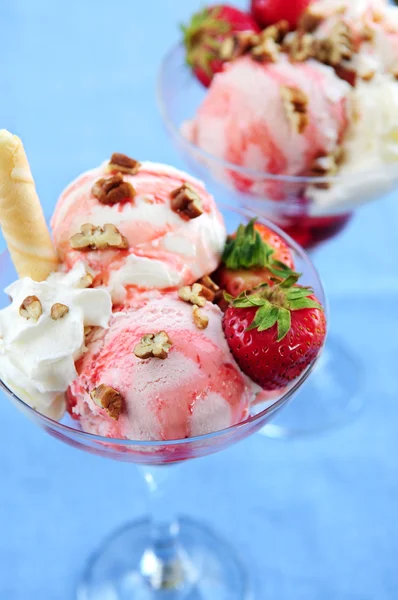 Jahodový Zmrzlinový Pohár Čerstvými Jahodami Vlašskými Ořechy — Stock fotografie