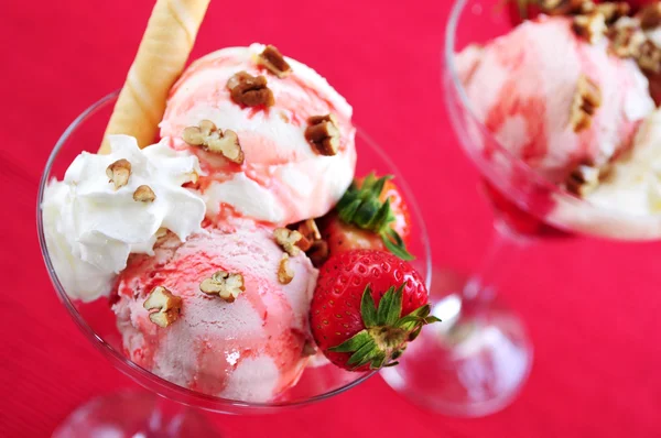 Aardbei Ice Cream Sundae Met Verse Aardbeien Walnoten — Stockfoto